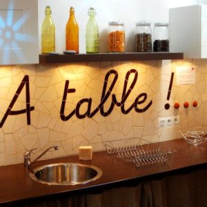 Crédence de cuisine en mosaïque "À table !" réalisée avec de la faïence et des boules de verre Albertini