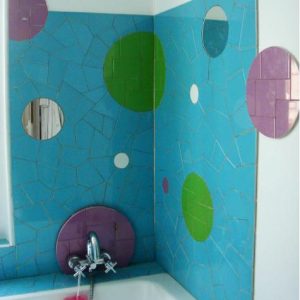 Décor de salle de bain en mosaïque motif bulles en faïence et miroir