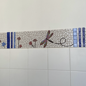 Décor de cuisine en mosaïque au motif libellule et papillon en Émaux de Briare