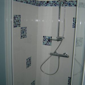 Décor de salle de bain en mosaïque bleu en galets japonais 