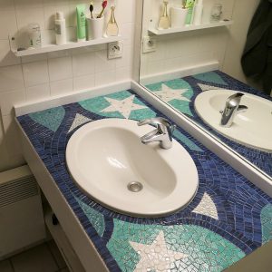 Décor de lavabo en mosaïque au motif marin en Émaux de Briare 