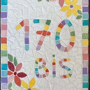 Numéro de maison en mosaïque motif fleurs colorées en Émaux de Briare