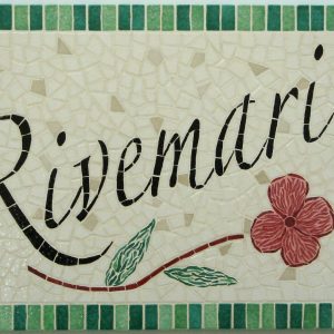 Nom de maison en mosaïque lettrage "Rivemarie" en Émaux de Briare